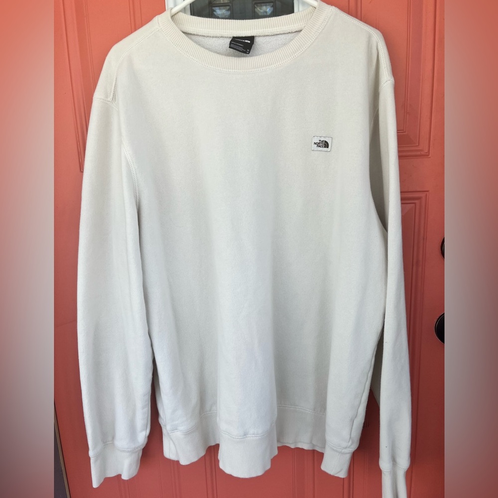 HE NORTH FACE Men’s sweatshirt in a super handsome creamy white color